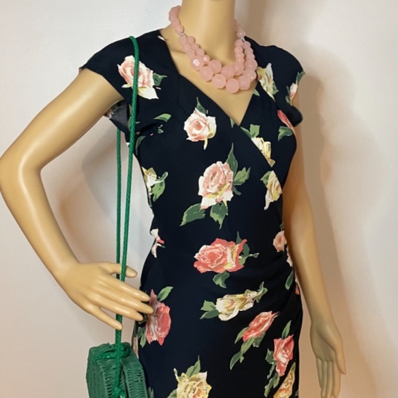 ❌ SOLD! Capped sleeve fitted twist v- neck midi - Picture 2 of 9